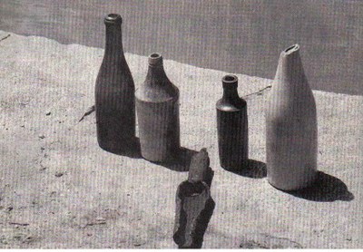 Garrafas de vidro e de cerâmica e resto de garrucha (pistola antiga) achados por banhistas no rio Manguaba | nothing