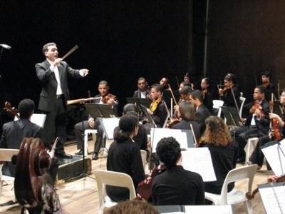 Atualmente, o músico Nilton Souza atua na regência dos 45 músicos da orquestra | nothing
