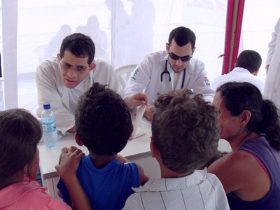 Acadêmicos da FAmed prestam assistência às familias desabrigadas | nothing