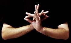 Oración hindú: El signo creado intenta revelar la concentración personal al buscar la paz en medio a toda violencia sentida y provocada por nosotros mismos en un mundo que, todavía, es la casa, que tenemos que cuidarla y respetarla