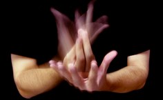 La cremà de las Fallas: La luz alumbra la noche de clausura de la fiesta más popular de la Comunidad Valenciana. Al pensar en ella, mis manos se convirtieron en fuego y me vino la inspiración para hacer este signo que expresa el sentimiento de haber visto: las Fallas de Valencia