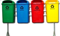 Lixeiras para coleta seletiva espalhadas no Campus já deveriam estimular as pessoas a jogarem o lixo no local certo