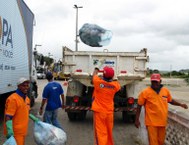 Funcionários da limpeza urbana contribuiram no mutirão