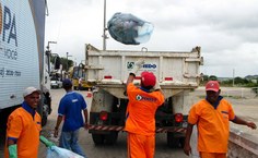 Funcionários da limpeza urbana contribuiram no mutirão