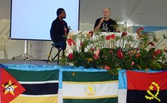 Gregório na mesa, ao lado do professor de comunicação Clayton Santos