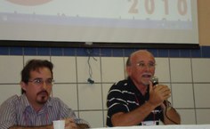Professor Ivo Tonet (microfone) em conferência de abertura