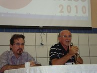 Professor Ivo Tonet (microfone) em conferência de abertura