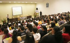 Auditório lotado para prestigiar Caco Barcellos