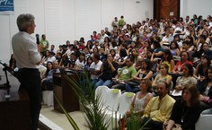 Caco Barcellos falou sobre suas experiências como repórter investigativo e correspondente de guerra