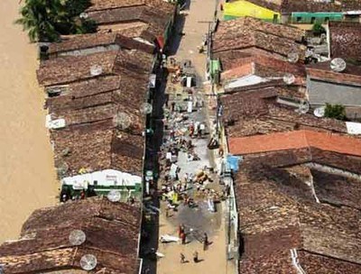 Quatro meses depois da enchente, a ajuda começa a escassear