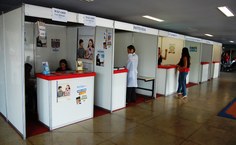 Vários estantes compõem a exposição da Semana do Servidor no HU