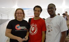 A professora Cláudia Milito e os estudantes  Ismael Domingos e Ézio Melo fizeram parte da mesa de abertura