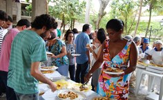 Funcionários da Ufal se serviram no café da manhã comemorativo