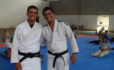 Tenildo Lopes (esq.) e Isaac Lourenço são monitores do curso.