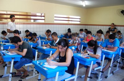 candidatos respondendo a prova na Escola Aurelina Palmeira, Vergel