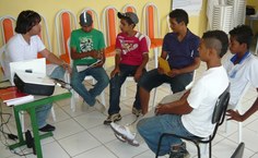 Adolescentes são orientados no Projeto
