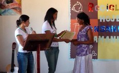 Moradora da comunidade, Maria do Socorro Alves recebe certificado do projeto