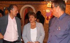 Reitora conferiu a exposição ao lado de Niraldo Farias, Assessor Internacional, e do Pró-reitor Eduardo Lyra