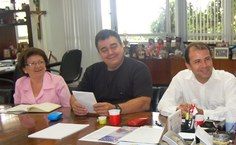 Coordenadora de Graduação, Elza Maria, o coordenador do curso do curso, Amandio Rihan (ao centro) e o pró-reitor de Graduação, Anderson Dantas