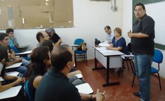 Professor Thiago Barros (de pé), coordenador da unidade de ensino Viçosa, expõe as necessidades