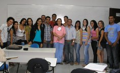 Alunos que participaram da oficina com a professora Sheila Walbe Ornstein, da USP