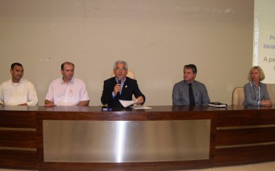 Mesa da solenidade de entrega dos certificados, presidida pelo coordenador geral do Congresso, vice-reitor Eurico Lôbo