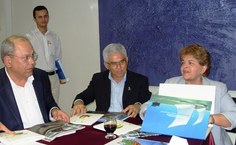 Reitora Ana Dayse recebe obra sobre o Rio São Francisco de Sérgio Moreira, Secretário de Planejamento do Estado