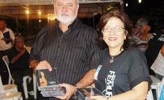 Ruth Vasconcelos e Pedro Nelson com os CDs do I Femufal que foram lançados na abertura da segunda edição