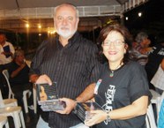 Ruth Vasconcelos e Pedro Nelson com os CDs do I Femufal que foram lançados na abertura da segunda edição