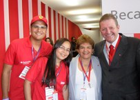 Bolsistas, reitora Ana Dayse e Jamil Hanouche, do Santander Universidades no Brasil