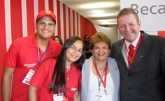 Bolsistas, reitora Ana Dayse e Jamil Hanouche, do Santander Universidades no Brasil