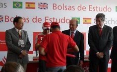 Felipe Massa entrega documento de intercâmbio a Silas Holanda