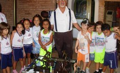 Exposição do artista é visita por crianças