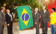 Autoridades descerram a bandeira inaugurando o memorial