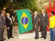 Autoridades descerram a bandeira inaugurando o memorial