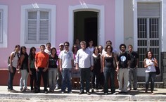 Parte da equipe em frente ao Solar dos Loureiros, novo prédio adquirido pela Ufal, com o pró-reitor de Extensão, Eduardo Lyra, ao centro