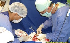 Professor Carlos Hussni, com o auxílio de Paulo Cedre em cirurgia no Cesmac