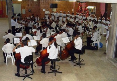 O Corufal encanta o público com músicas natalinas e clássicas no hall da reitoria