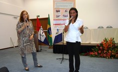 Diana Monteiro (à esquerda) e a estudante Roberta Batista apresentaram projeto dos Agentes no IV Encontro dos Servidores