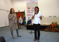 Diana Monteiro (à esquerda) e a estudante Roberta Batista apresentaram projeto dos Agentes no IV Encontro dos Servidores