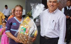 Vice-reitor entrega cesta natalina a prestadora de serviço
