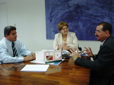 Celso Luiz e Welton Vasconcelos representaram a Cooperativa em reunião com a Reitora Ana Dayse | nothing