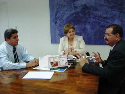 Celso Luiz e Welton Vasconcelos representaram a Cooperativa em reunião com a Reitora Ana Dayse