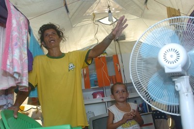 Dona Rosineide Celina, de 35 anos, sente dores de cabeça, tontura e sensação de desmaios, sintomas de quem é submetido a fortes temperaturas (Foto: Marco Antônio)