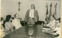 Reitor Fernando Gama (em pé)