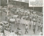 Alunos durante manifestação pelas ruas do Comércio: reações em prol da liberdade de expressão nos “anos de chumbo”