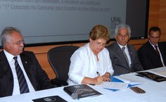 Depois da missa, a reitora assinou o edital para o Concurso do Hino Oficial da Ufal