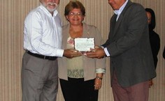 Prof. Emídio Cantídio (à esquerda) recebe homenagem da Ufal, através da reitora e do prof. Francisco Rosário, da Propep