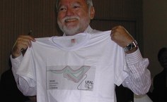 Prof. Emídio Cantídio com a blusa da campanha Ufal 50 anos