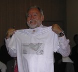 Prof. Emídio Cantídio com a blusa da campanha Ufal 50 anos